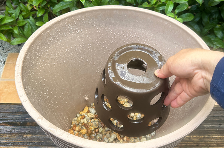 ネオライトの使い方１陶器鉢の底石として