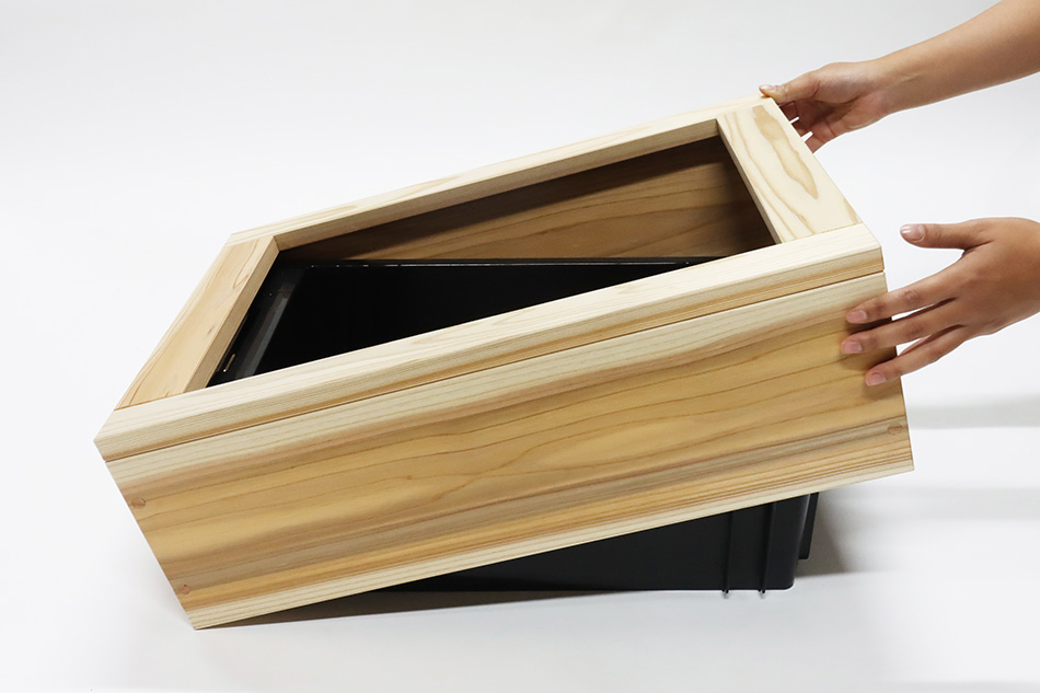 プラ舟に木枠をはめます